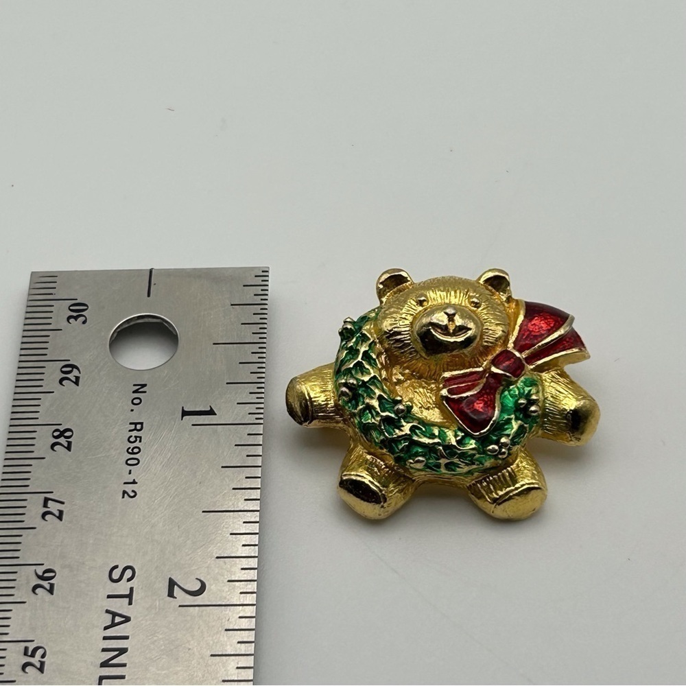 Vintage 3D Gold Tone Christmas Teddy Bear Brooch with Green Wreath and Red Bow - Picture 4 of 5